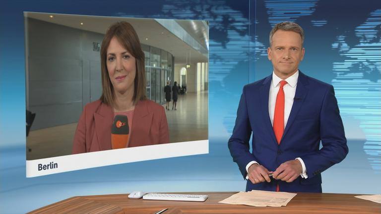 Andrea Maurer mit Mikrofon in der Hand