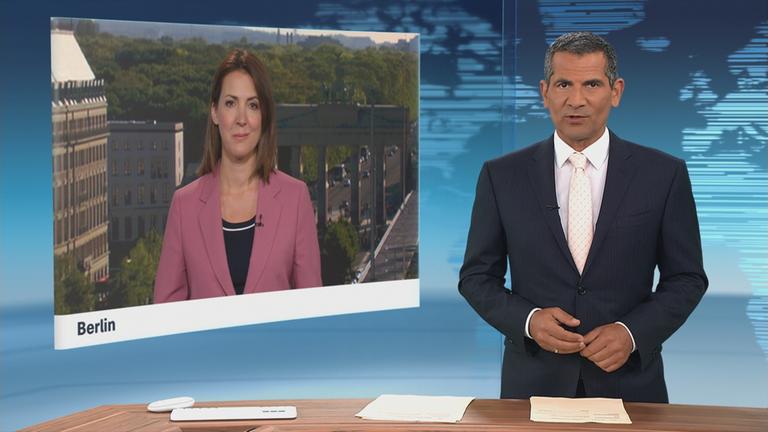 ZDF-Korrespondentin Andrea Maurer vor dem Brandenburger Tor in Berlin