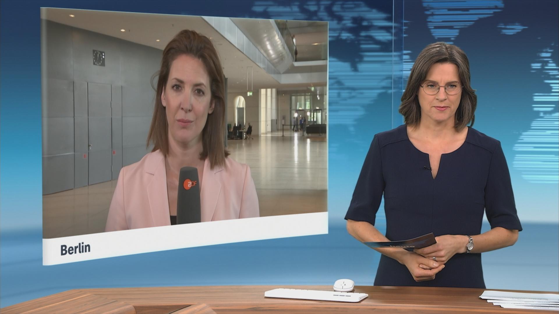 Hauptstadt-Korrespondentin Andrea Maurer berichtet ins ZDF-Nachrichtenstudio.