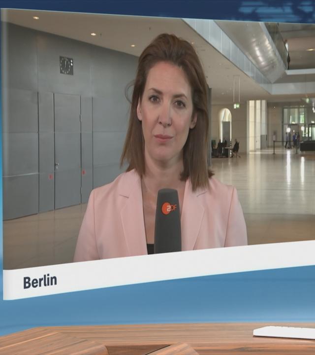 Hauptstadt-Korrespondentin Andrea Maurer berichtet ins ZDF-Nachrichtenstudio.