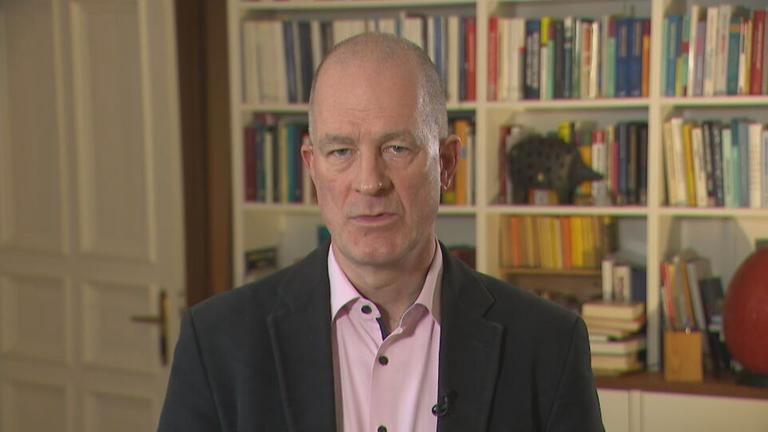 Elmar Theveßen spricht zugeschaltet im ZDF Mittagsmagazin