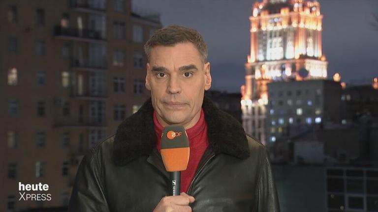 ZDF-Korrespondent Armin Coerper spricht in einem Live-Schaltgespräch