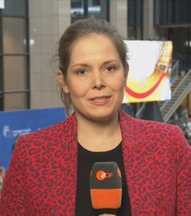 ZDF-Korrespondentin Lara Wiedeking spricht in einem Schaltgespräch