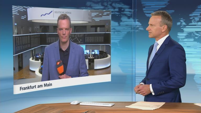 ZDF-Korrespondent Florian Neuhann berichtet ins ZDFheute-Nachrichtenstudio.