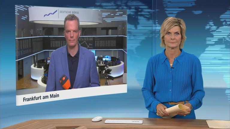 Wirtschaftsexperte Florian Neuhann berichtet ins ZDFheute Nachrichtenstudio.
