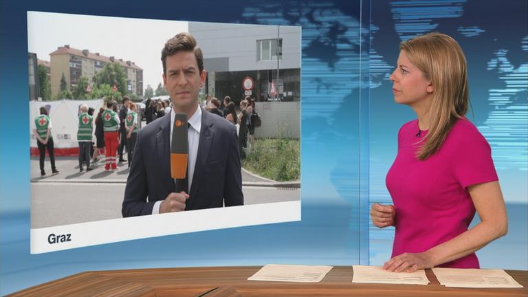 Moritz Neuß mit ZDF-Mikrofon