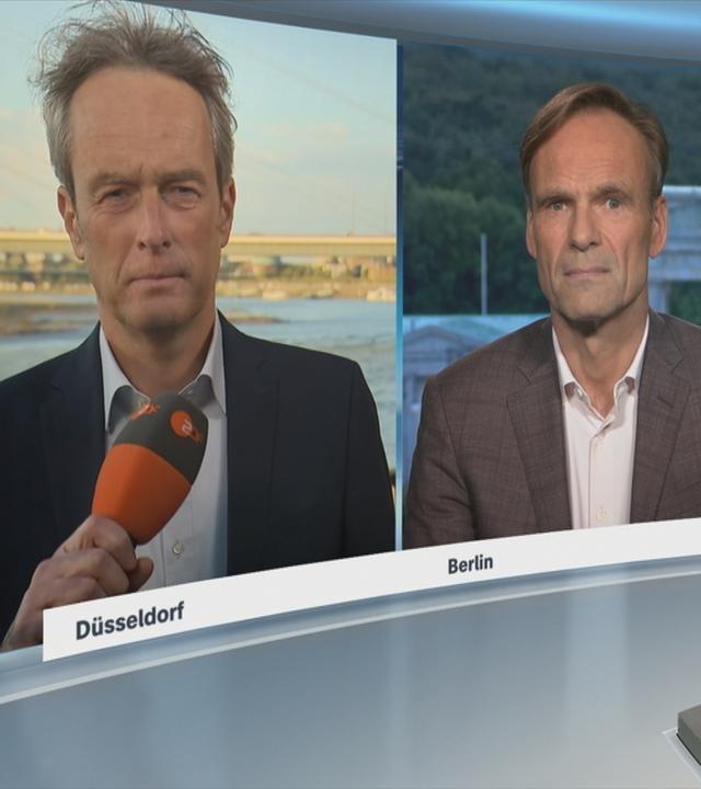 ZDF-Korrespondenten Normen Odenthal und Wulf Schmiese berichten  ins ZDFheute Nachrichtenstudio.