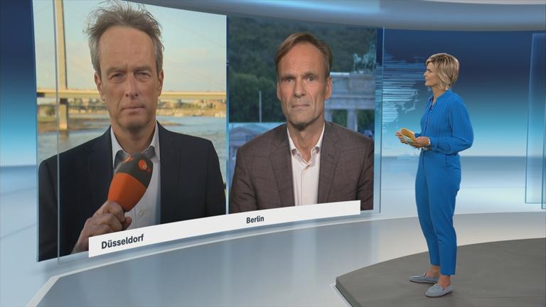 ZDF-Korrespondenten Normen Odenthal und Wulf Schmiese berichten  ins ZDFheute Nachrichtenstudio.