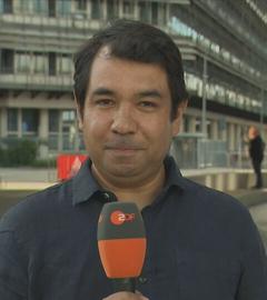 Pablo Silalahi berichtet vor dem Mercedes-Werk in Stuttgart