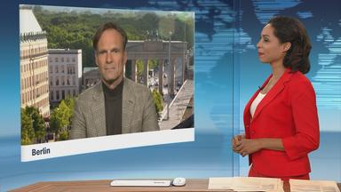 Moderatorin im Schaltgespräch mit ZDF-Korrespondent Wulf Schmiese.