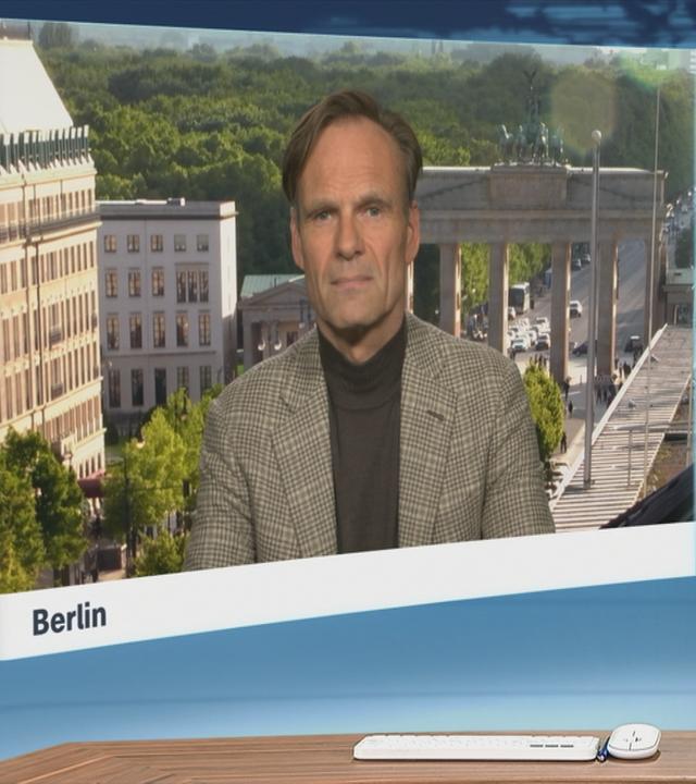 Moderatorin im Schaltgespräch mit ZDF-Korrespondent Wulf Schmiese.