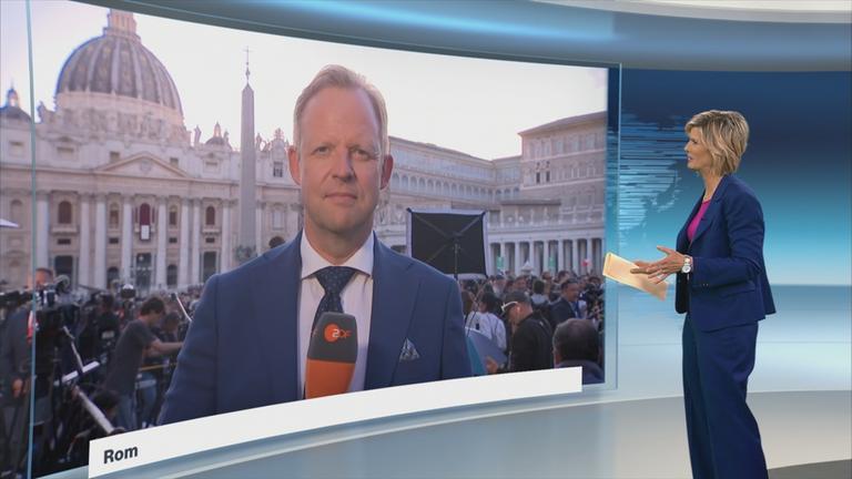 ZDF-Korrespondent Andreas Postel auf dem Petersplatz in Rom