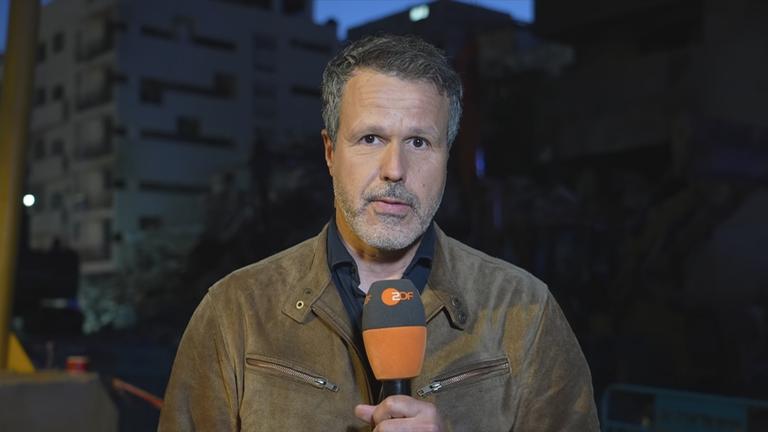 Der Korrespondent Thomas Reichart während einem Schaltgespräch.