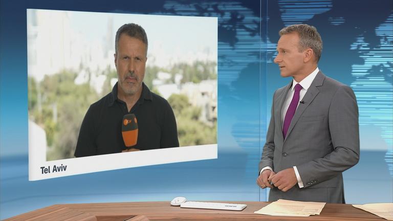 Auf dem Bild ist ein Schaltgespräch zu sehen. Reporter Thomas Reichert schaltet sich aus Tel Aviv zu.