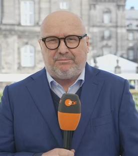 Zu sehen ist EU-Korrespondent Ulf Röller. Er berichtet über den momentan laufenden EU-Gipfel aus Kopenhagen.