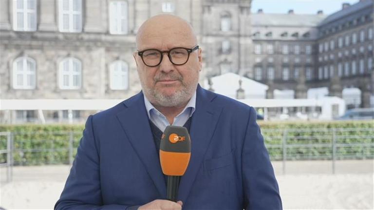 Zu sehen ist EU-Korrespondent Ulf Röller. Er berichtet über den momentan laufenden EU-Gipfel aus Kopenhagen.