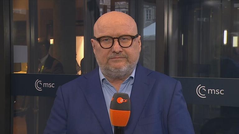 ZDF-Korrespondent Röller ist mit einem Mikrofon zu sehen.