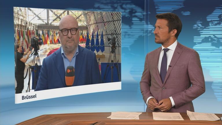 ZDF-Korrespondent Ulf Röller bei einem Schaltgespräch.