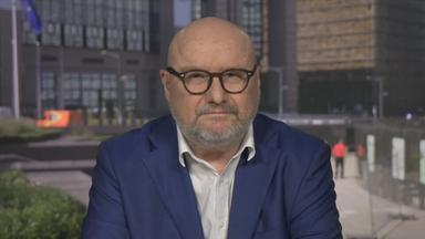 ZDF-Korrespondent Roeller ist zu sehen.