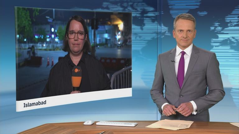 Moderator im Schaltgespräch mit ZDF-Korrespdonentin Phoebe Gaa