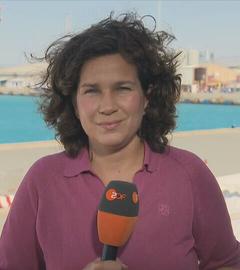 ZDF-Korrespondentin Isabelle Schaefers ist mit einem Mikrofon in der Hand zu sehen. Im Hintergrund befindet sich die Stadt Limassol in Zypern.