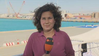 ZDF-Korrespondentin Isabelle Schaefers ist mit einem Mikrofon in der Hand zu sehen. Im Hintergrund befindet sich die Stadt Limassol in Zypern.