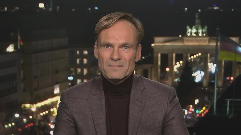 Trotz deutlicher Kritik von der Jungen Union lässt die Koalition am Gesetzesentwurf zur Rente unverändert. Wulf Schmiese berichtet über die Einzelheiten. 