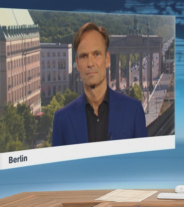 Schaltgespräch mit ZDF-Korrespondent Wulf Schmiese und Moderation.