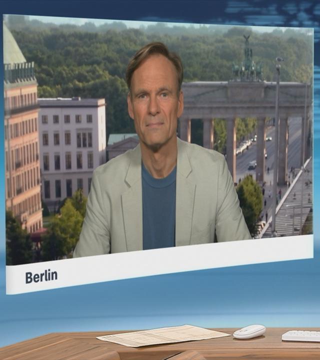 Moderatorin im Schaltgespräch mit ZDF-Hauptstadtkorrespondent Wulf Schmiese