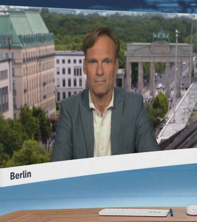 Moderatorin im Schaltgespräch mit ZDF-Korrespondent Wulf Schmiese