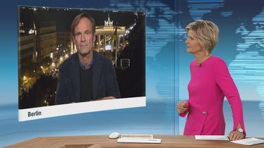 Moderatorin im Schaltgespräch mit ZDF-Hauptstadtkorrespondent Wulf Schmiese