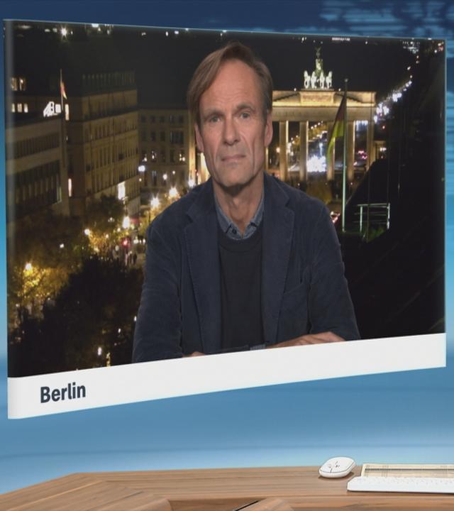Moderatorin im Schaltgespräch mit ZDF-Hauptstadtkorrespondent Wulf Schmiese