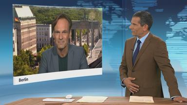 Moderator im Schaltgespräch mit ZDF-Korrespondent Wulf Schmiese