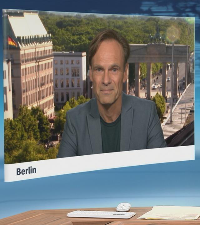 Moderator im Schaltgespräch mit ZDF-Korrespondent Wulf Schmiese