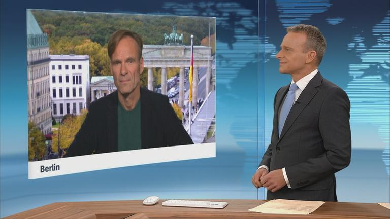 ZDF-Korrespondent Wulf Schmiese bei einem Schaltgespräch.