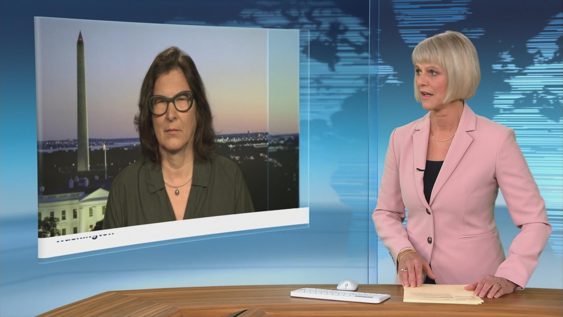 ZDF-Korrespondentin Heike Slansky berichtet ins ZDFheute-Studio.