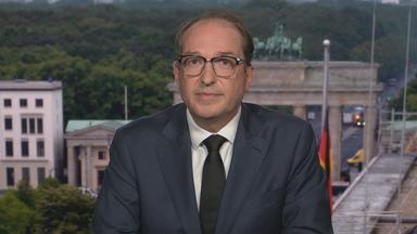 Bundesinnenminister Alexander Dobrindt spricht in die Kamera.