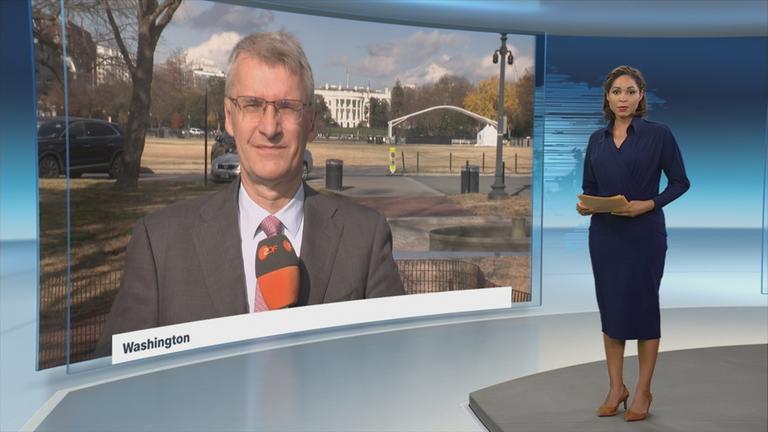 Während diplomatische Lösungen für einen Frieden in der Ukraine gesucht wird, greift Russland weiterhin an. Elmar Theveßen berichtet. 