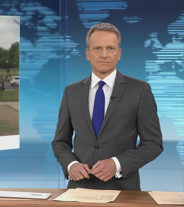 Schaltgespräch mit Elmar Theveßen und Moderation.