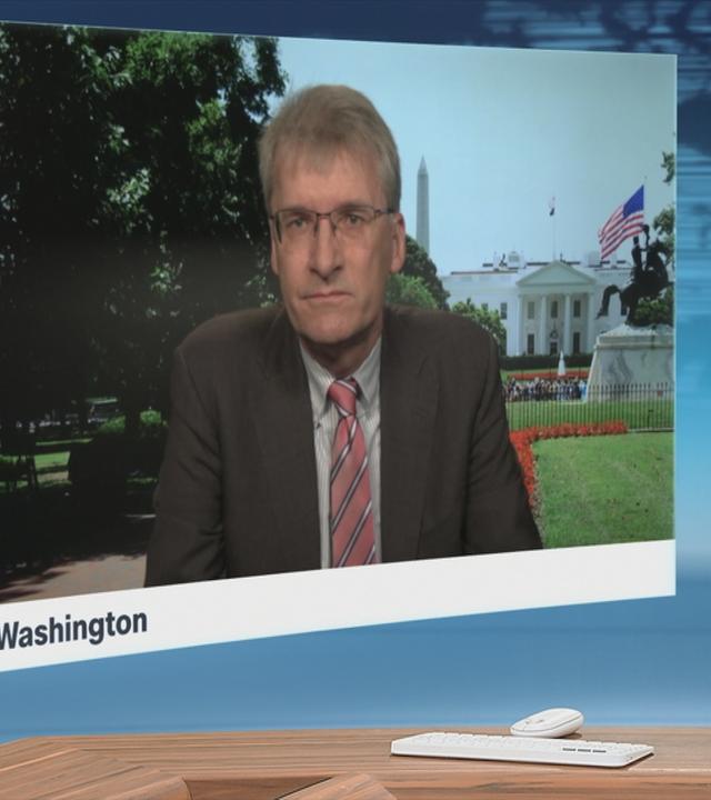 Schaltgespräch mit Elmar Theveßen und Moderation.