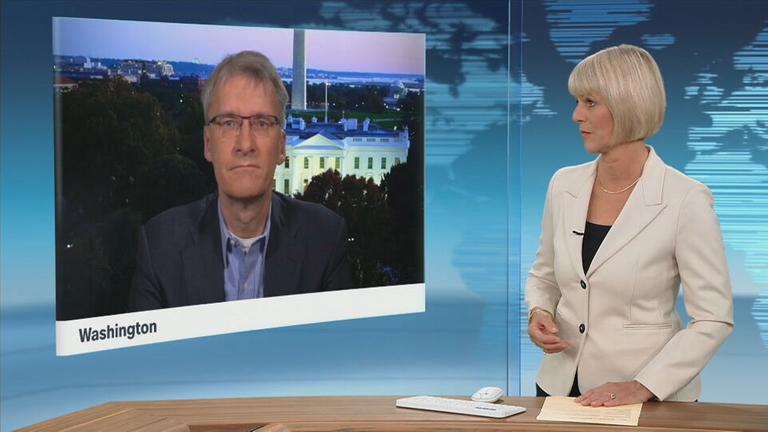 Moderatorin Gundula Gause im Schaltgespräch mit ZDF-Korrespondent Elmar Theveßen