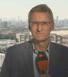 ZDF-Korresponent Theveßen ist mit einem Mikrofon in der Hand in Ankara zu sehen.