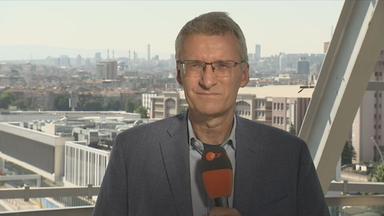 ZDF-Korresponent Theveßen ist mit einem Mikrofon in der Hand in Ankara zu sehen.