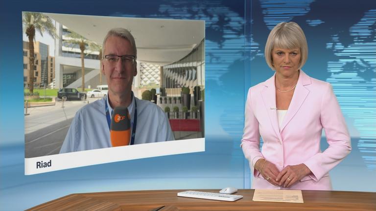 ZDF-Korrespondent Elmar Theveßen bei einem Schaltgespräch in der saudi-arabischen Hauptstadt Riad.