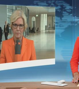 ZDF-Korrespondentin Ines Trams bei einem Schaltgespräch.