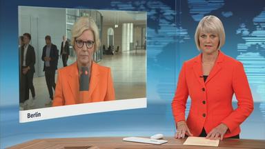 ZDF-Korrespondentin Ines Trams bei einem Schaltgespräch.