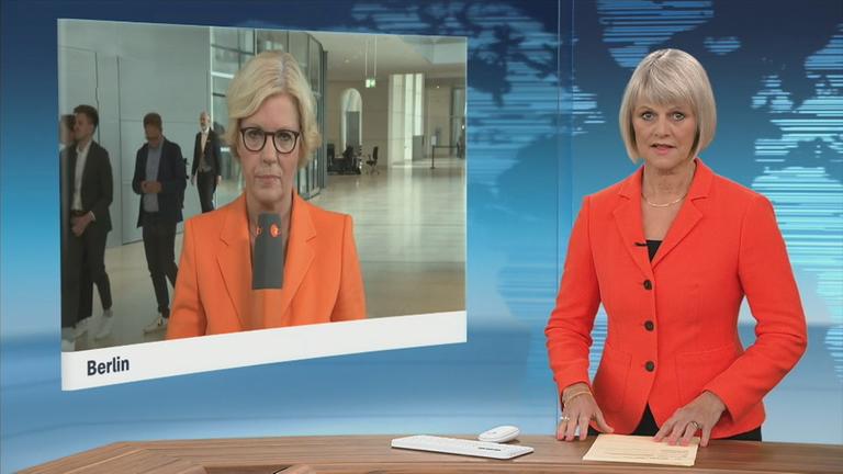 ZDF-Korrespondentin Ines Trams bei einem Schaltgespräch.