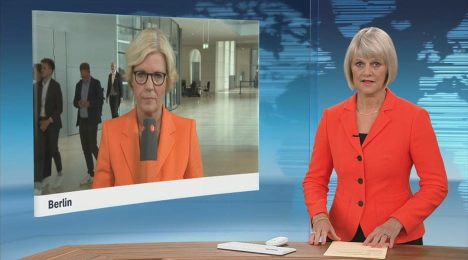 ZDF-Korrespondentin Ines Trams bei einem Schaltgespräch.