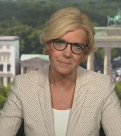 ZDF-Korrespondentin Trams ist zu sehen und schaut in die Kamera.