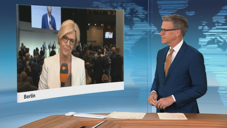 ZDF-Korrespondentin Ines Trams im Gasometer in Berlin.